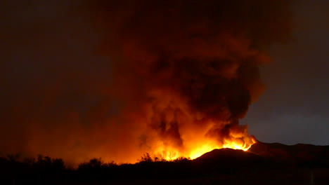 lapso de tiempo de un gran incendio en el bosque después del anochecer, el fuego arde y arde rápidamente por la noche