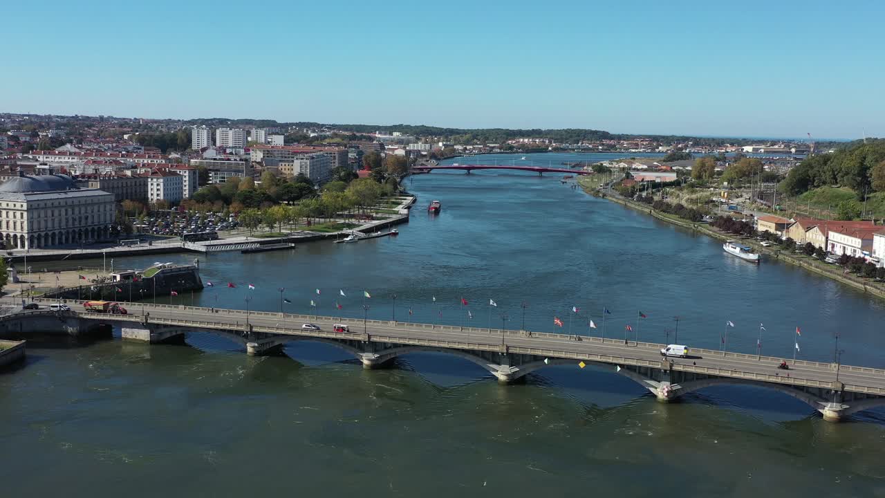 río adour y puente saint-esprit, bayona en francia