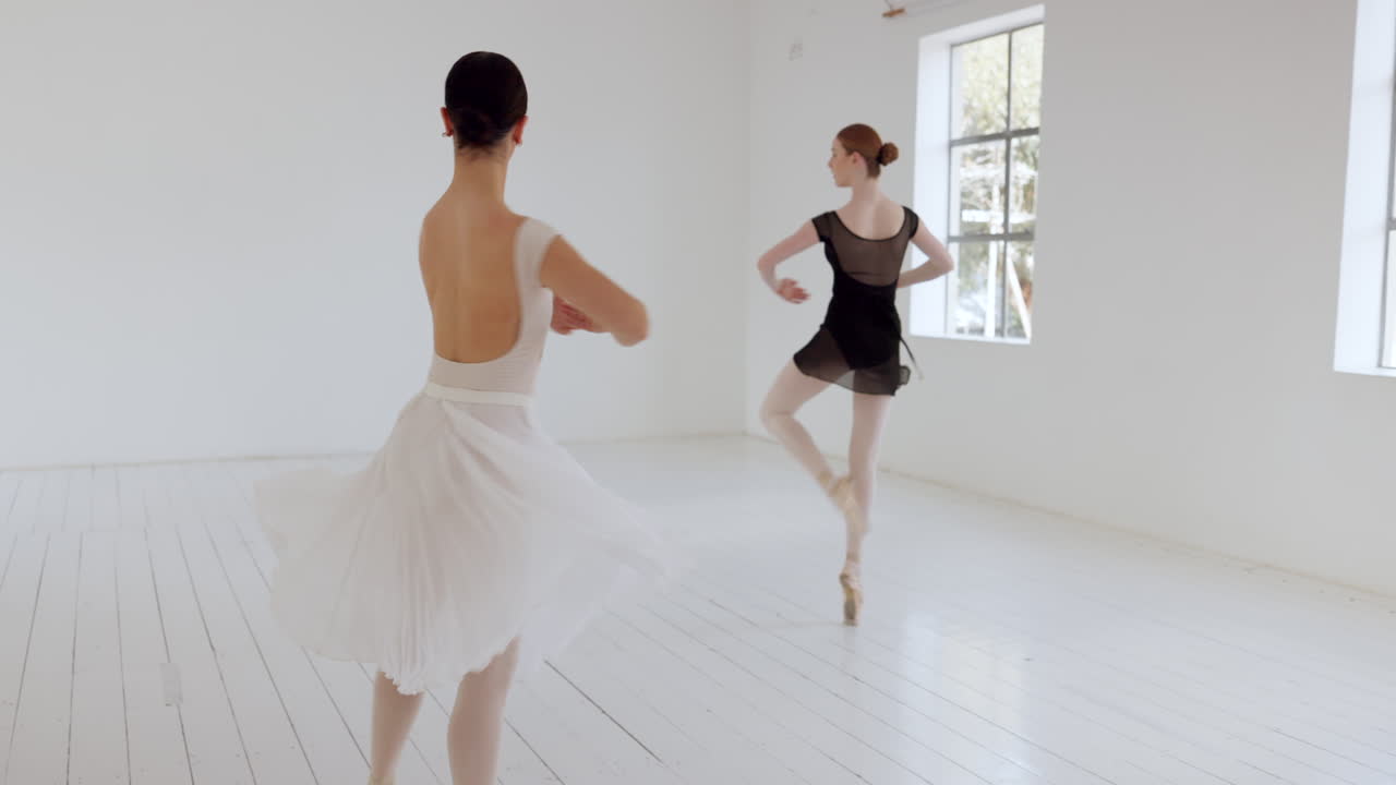 Danza, arte e balletto di donne che ballano in uno studio.