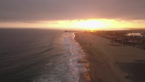 Un-Vuelo-Sobre-Una-Playa-Del-Sur-De-California-Al-Atardecer