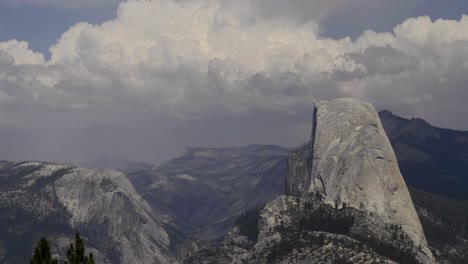 Half-Dome-Im-Zeitraffer-Des-Yosemite-Nationalparks-Mit-Vorbeiziehenden-Wolken-Im-Hintergrund