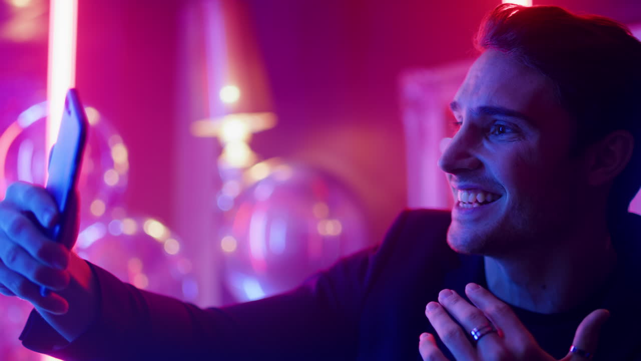 hombre guapo hablando en video en una fiesta. hombre alegre gesticulando en un club nocturno