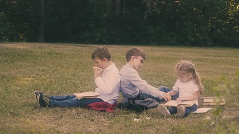 El-Colegial-Come-Un-Refrigerio-Y-Su-Hermano-Ayuda-A-La-Joven-A-Escribir