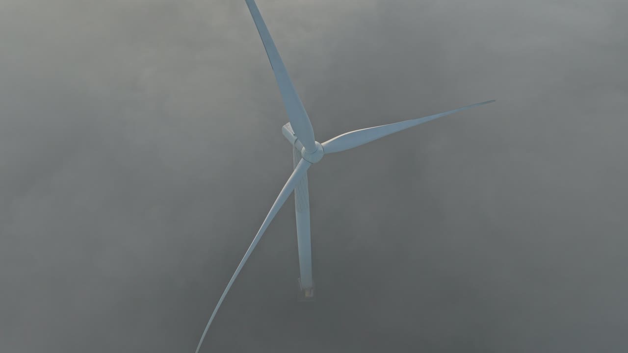 Pala di turbina eolica che ruota lentamente nella nebbia