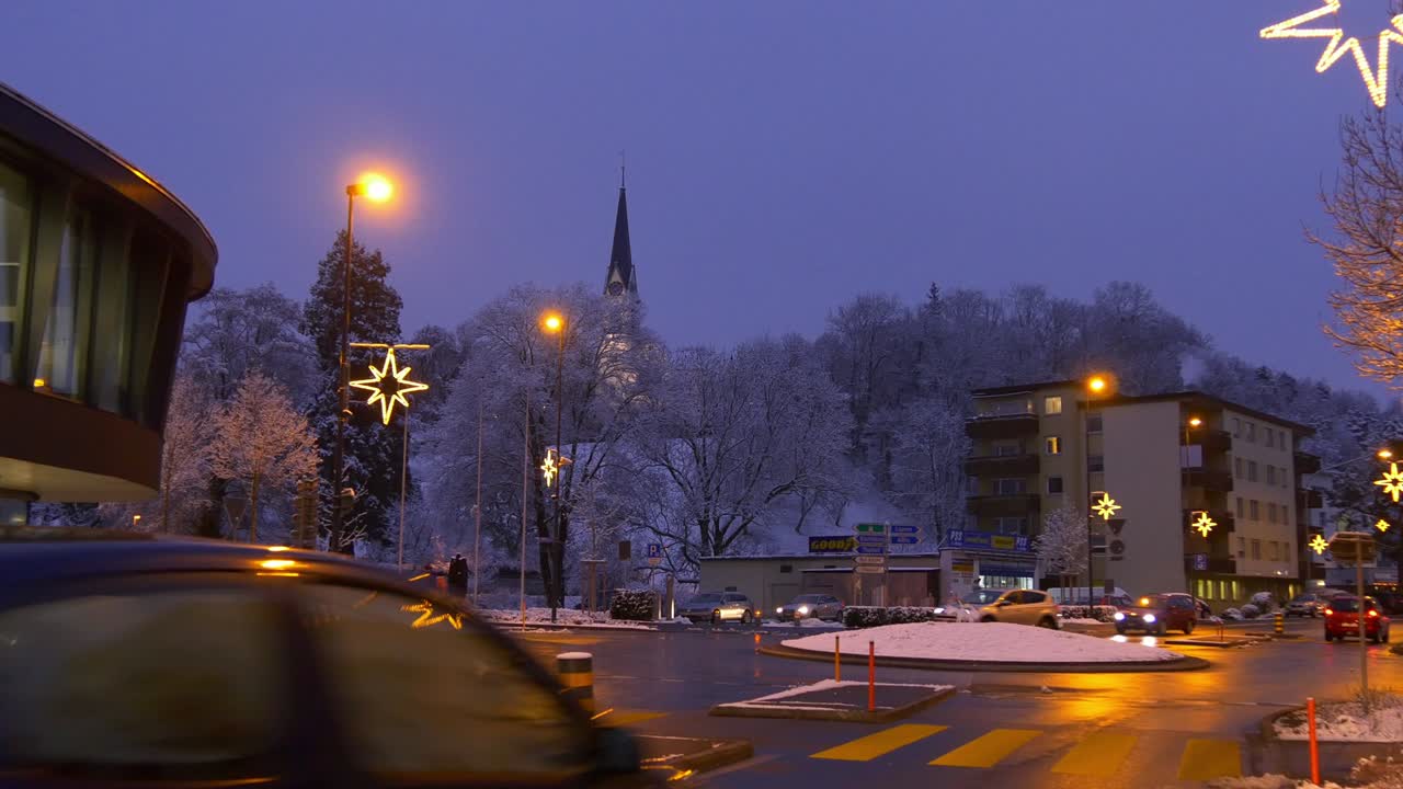스위스 야간 조명 아들리스빌 시 교통 거리 교차로 파노라마 4k
