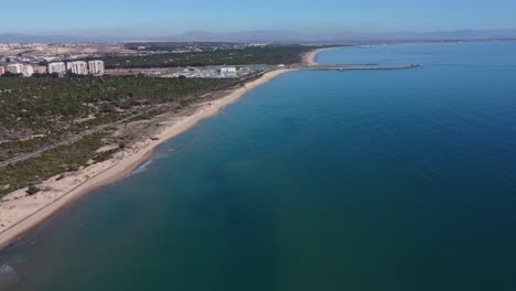 Acercamiento-Aéreo-A-Un-Puerto-Deportivo-De-Yates-Y-Desembocadura-De-Río