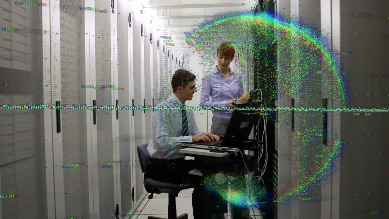 animación de interferencia y globo sobre diversas personas de negocios en la sala de servidores