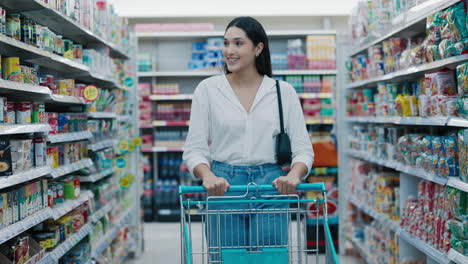 mujer comprando en un supermercado