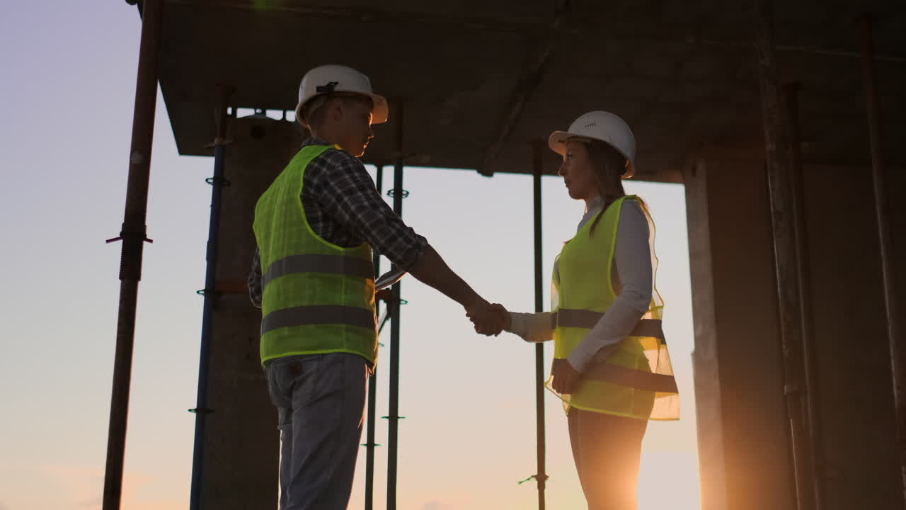 los ingenieros se dan la mano para celebrar el día del éxito. los ingenieros estrechan la mano después del día del éxito y celebran el éxito y establecen una asociación