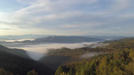 Paisaje-Aéreo-De-Montaña-En-Niebla-Mística