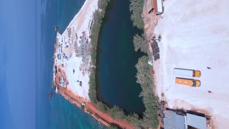 페데르날레스 (pedernales) 에 있는 카보 로조 (cabo rojo) 항구 건설을 위한 진행 중인 작업