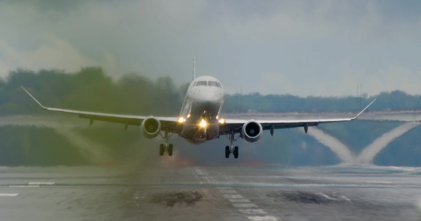 Un aereo decolla dall'Aeroporto Nazionale Reagan di Washington DC in una mattina piovosa.