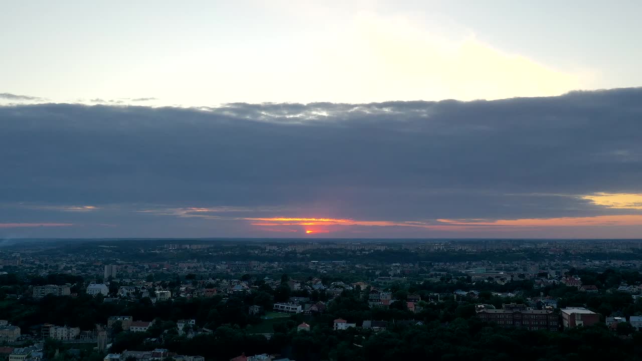puesta de sol en kaunas, lituania