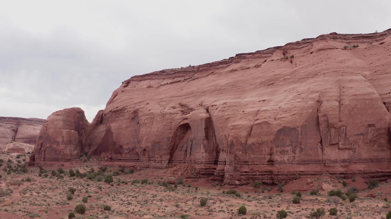Droneoptagelse af en ørkendal i Monument Valley