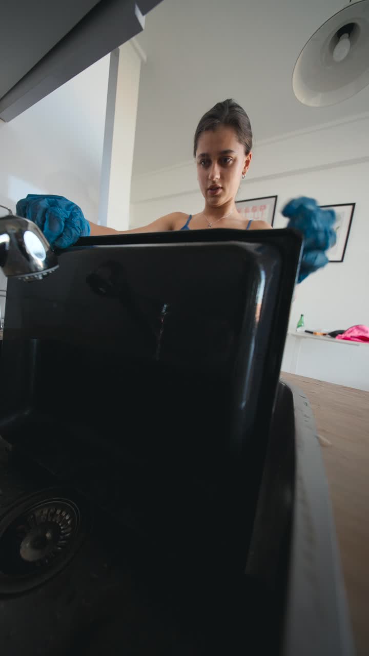 mujer limpiando el horno