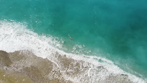 Junge-Brünette-Genießt-Den-Paradiesischen-Strand,-Den-Schönsten-Strand-Rund-Um-Das-Mittelmeer,-In-Der-Türkei,-In-Der-Nähe-Des-Lykischen-Weges