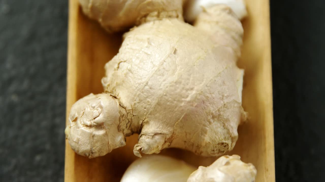 jengibre y ajo en la bandeja 4k