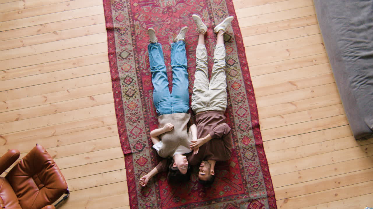 집에 있는 젊은 연인들