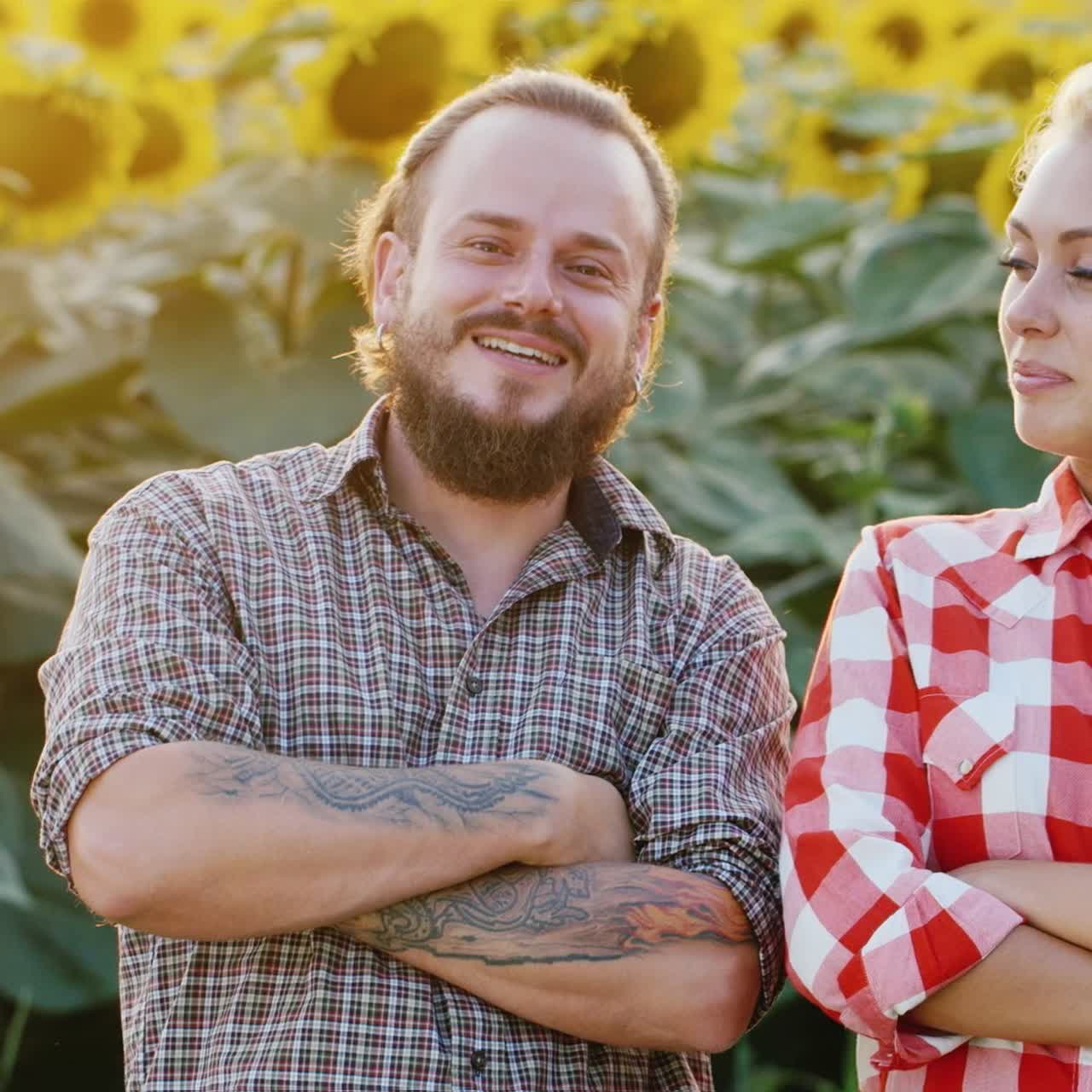 Ritratto di due contadini in un campo di girasoli in fiore