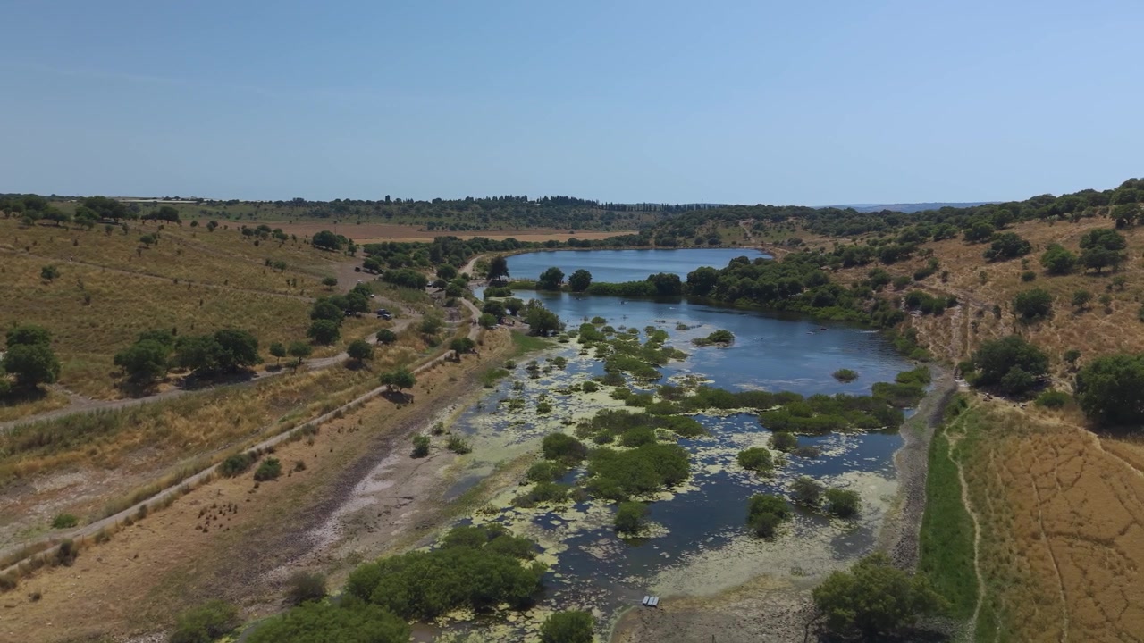 Ver o Lago Escondido Ma'agar Gale'ed de cima revela a impressionante escala de ambos os reservatórios e os campos verdes agrícolas circundantes.