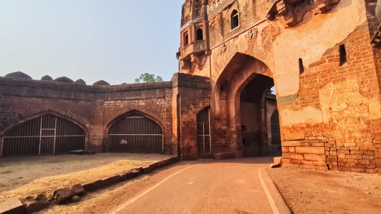 Rekaman pengungkapan Sharza Darwaza dengan jalan benteng dan langit di Bidar, Karnataka, India. Siang hari, rekaman panning, rekaman genggam, 4K
