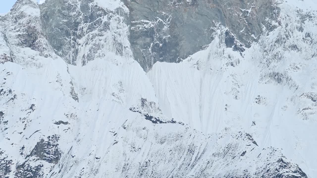 눈 덮인 산의 정상