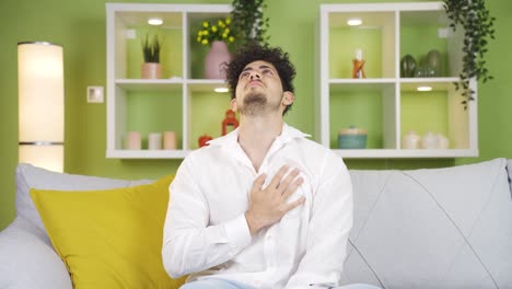 un joven que tiene un ataque al corazón.