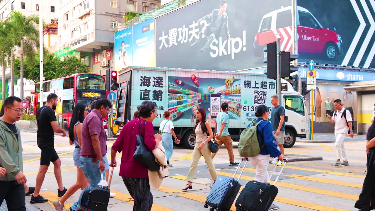 personas cruzando una calle bulliciosa en hong kong