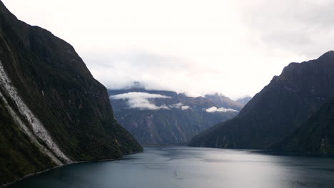 lago entre altas cadenas montañosas en milford sound, nueva zelanda