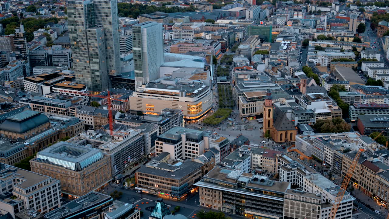 Vista aerea da drone di Innenstadt, il quartiere centrale di Francoforte sul Meno, Germania, di sera