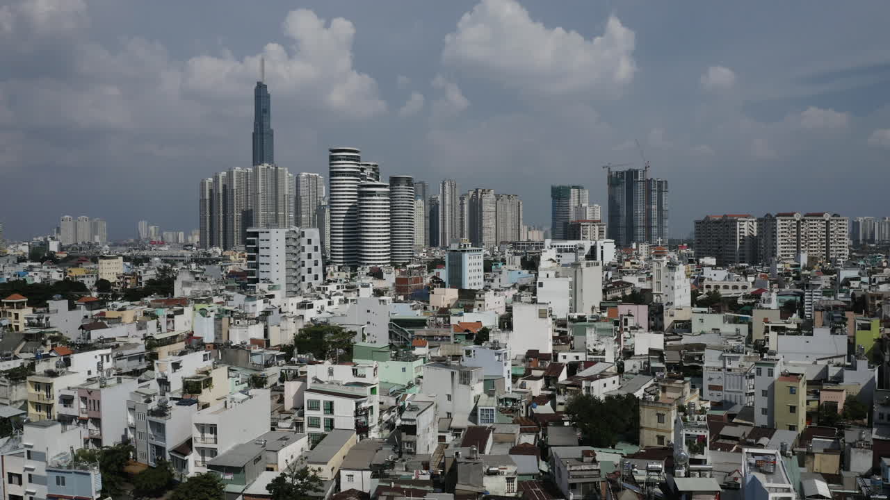 첫 번째 부분은 동남아시아의 주요 도시의 도시 주거 지역의 지붕 위에서 오른쪽에서 왼쪽으로 날아가는 드론 입니다.