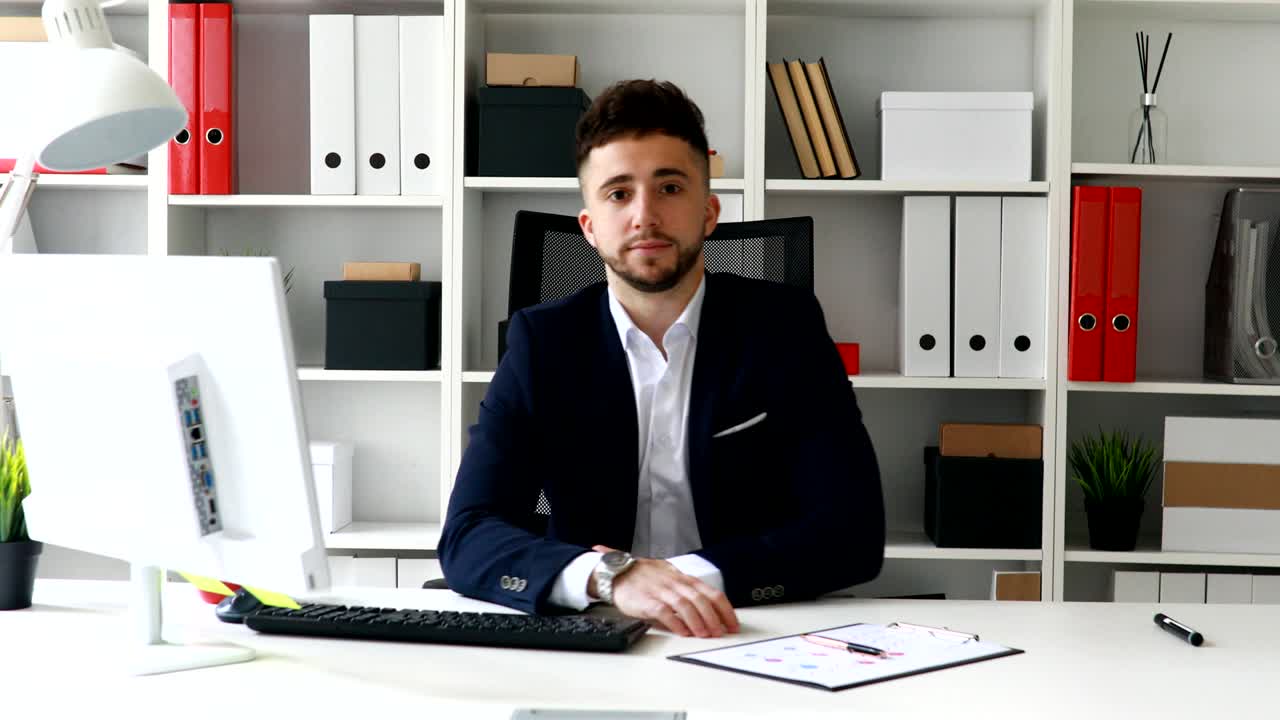joven empresario mirando la cámara en una oficina moderna