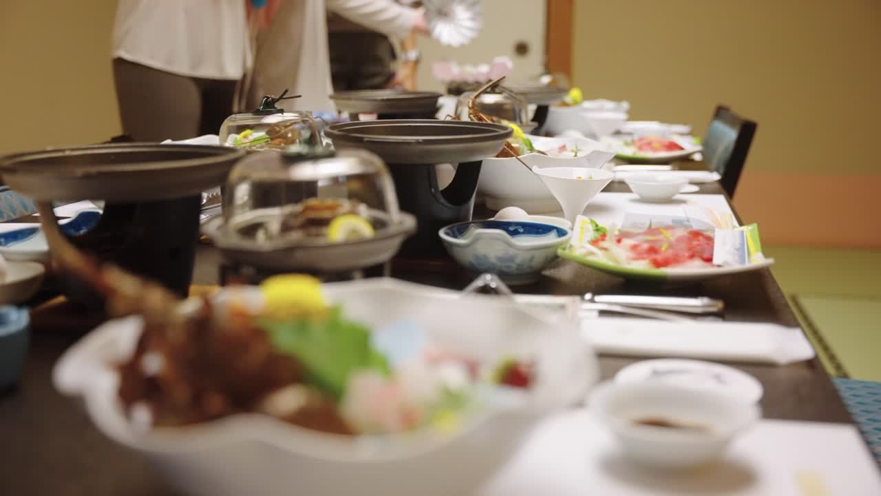 일본 카이세키와 함께 잔치 테이블 세트, 해산물 위에서 느린 동작으로 을 닫습니다.