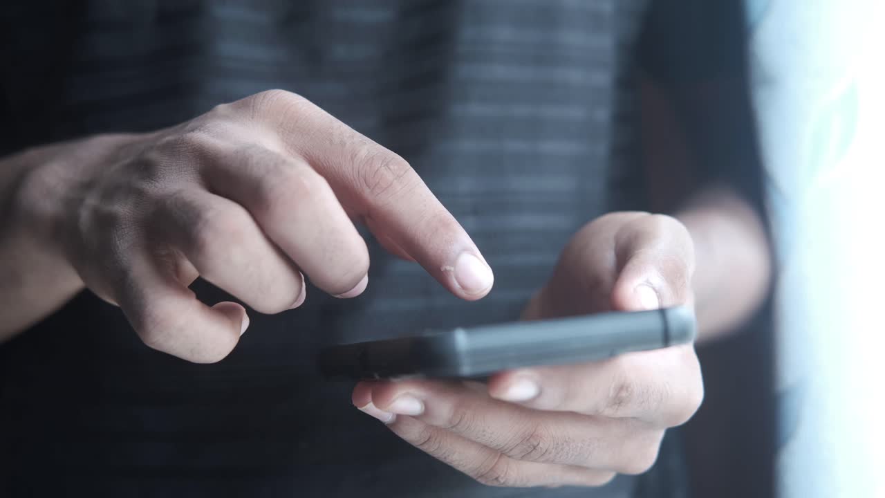 스마트폰을 사용하는 사람