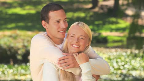 Amorosa-Pareja-Joven-Hablando