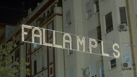 Vista-Nocturna-De-Pancarta-Iluminada-En-Celebración-De-Las-Fallas-Valencia