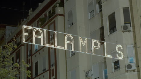 vista nocturna de la bandera iluminada en la celebración de las fallas valencia