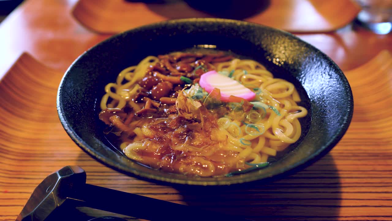 나고야 일본 레스토랑에서 제공되는 버섯 우동 한 그릇