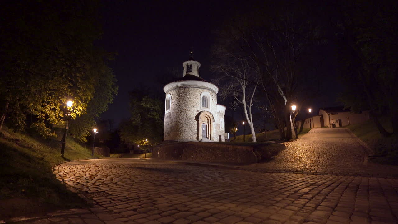 la rotonda de san martín, parque vysehrad por la noche, praga, chequia, bloqueo