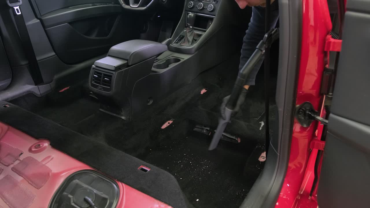 limpieza profesional de automóviles. lavado de sars. detalles interiores. limpieza en seco y detalles del interior de un automóvil. limpeza profunda de asientos. limpeza de espuma en el lavado de automóviles; limpieza del panel del automóvil del polvo. una aspiradora