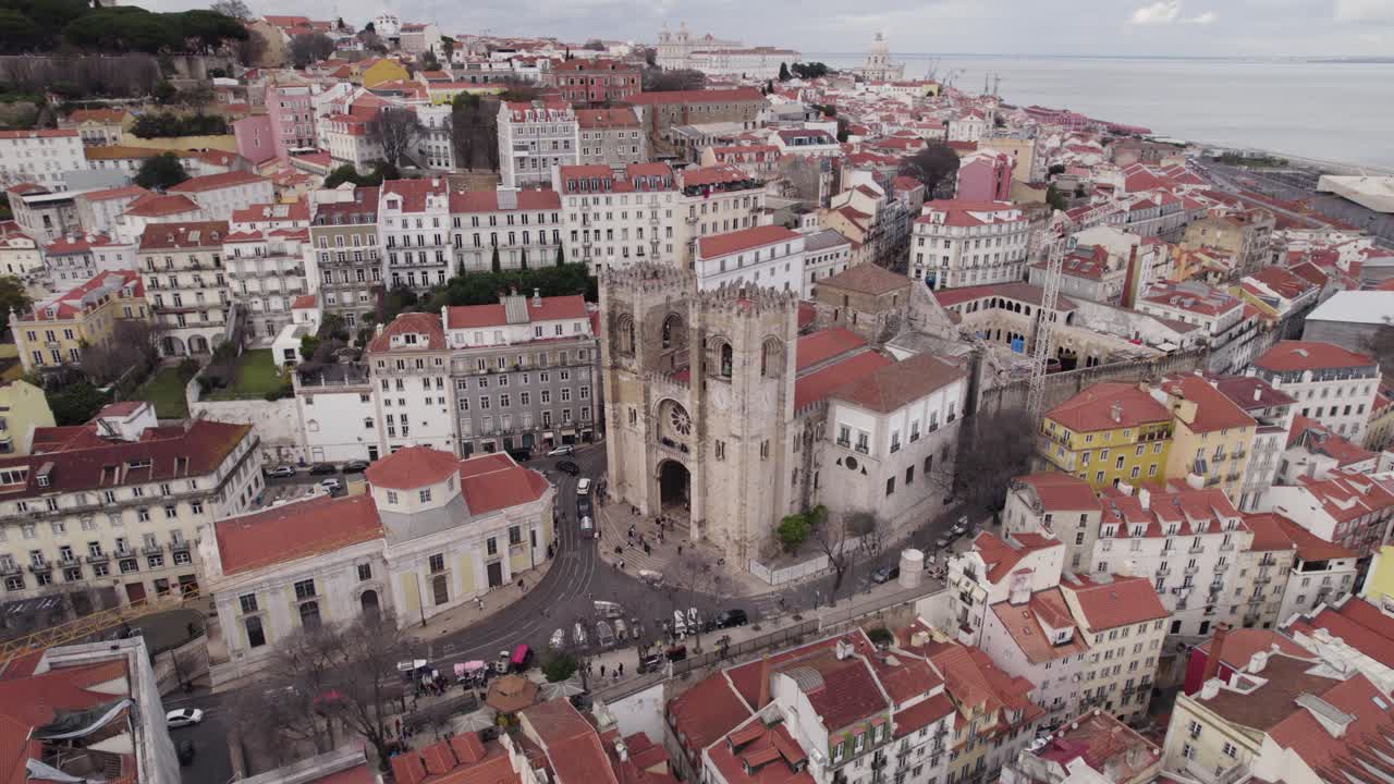 포르투갈 시티스케이프 에 있는 리스본 의 상징적 인 대성당 의  ⁇ 도 에 있는 공중 사진