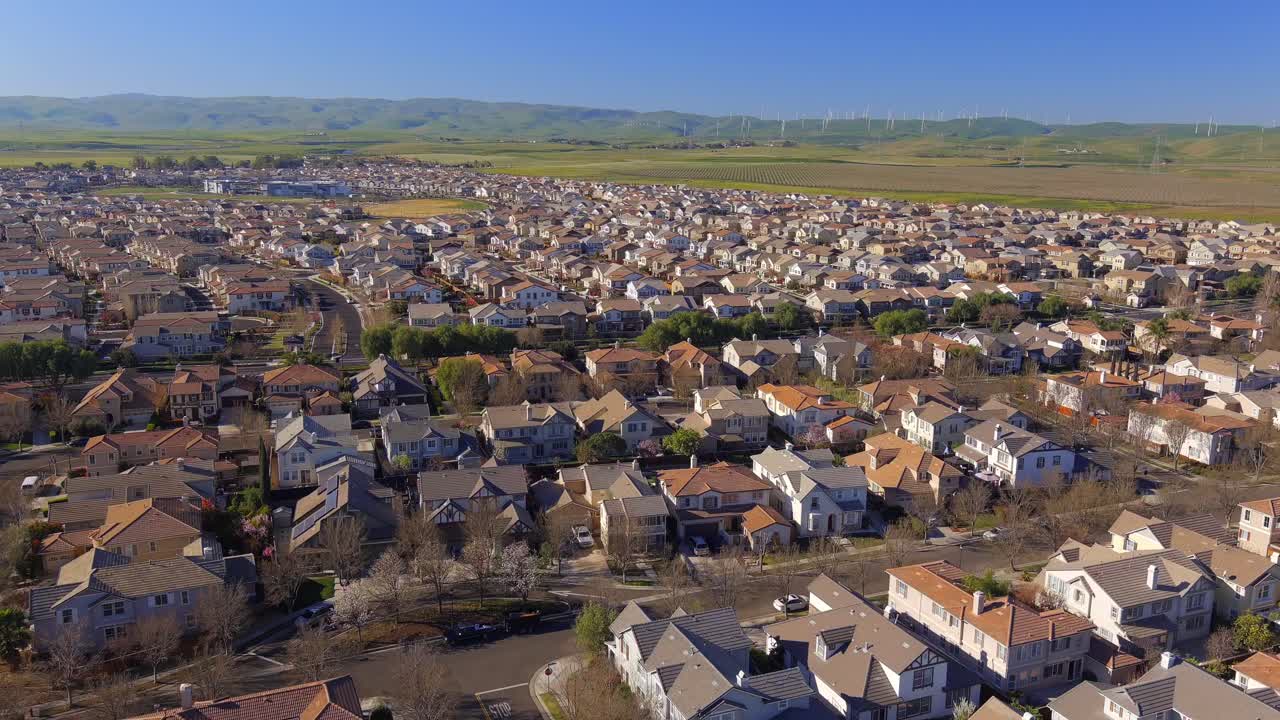 vista aérea volando a través del valle central de california nueva propiedad barrio de desarrollo de vivienda