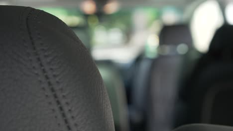 interior de minivan de lujo asientos de cuero negro y cabina de atrás hacia delante