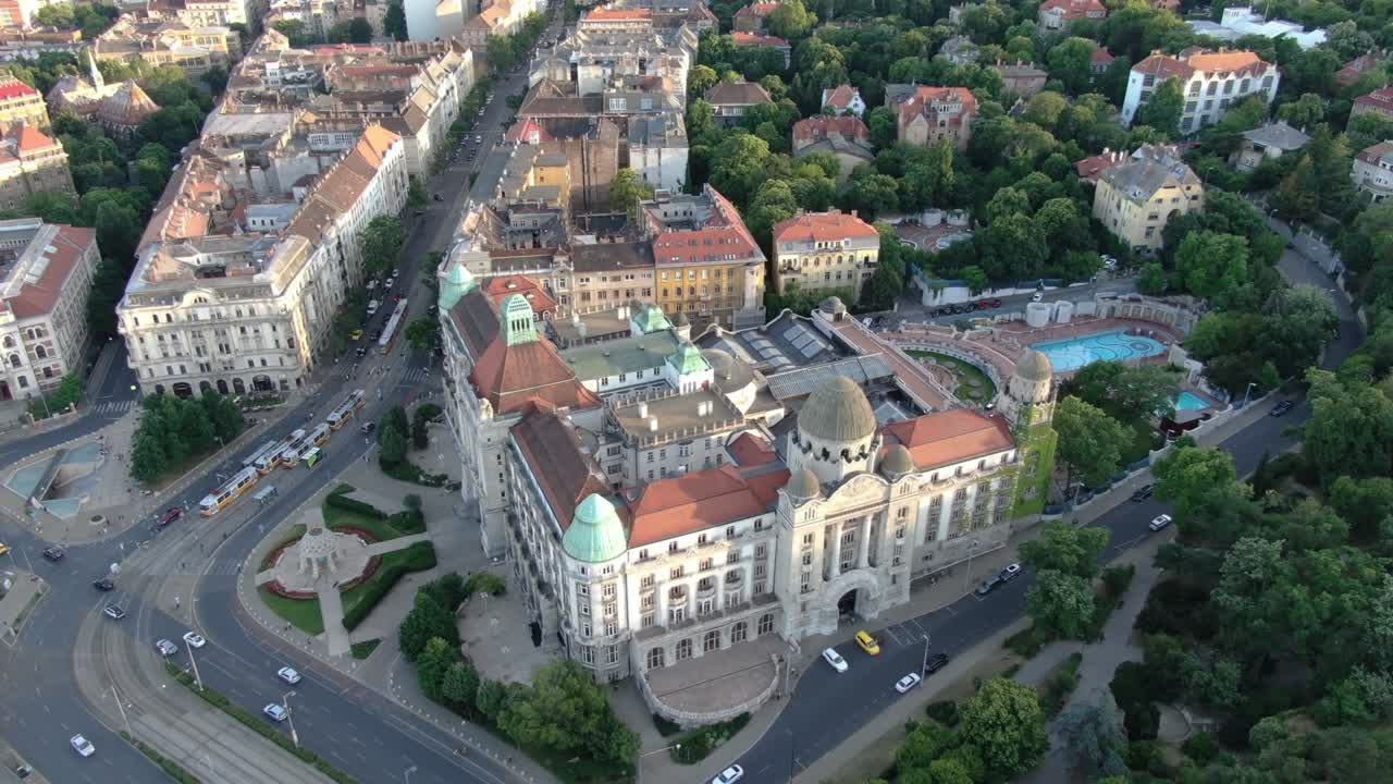 vista aérea de los baños termales y la piscina de gellert en budapest, hungría