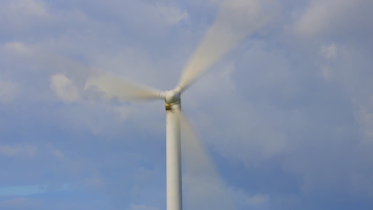 풍차 가 뒷면 을 가로질러 움직이는 구름 과 함께 가 ⁇ 다