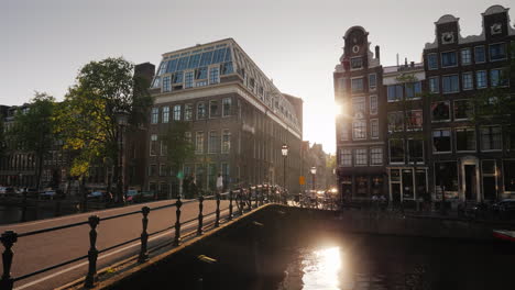 una hermosa puesta de sol en amsterdam