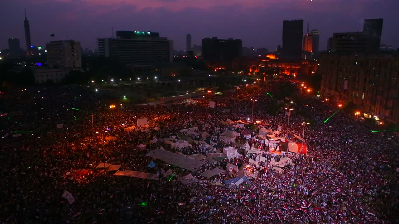 이집트 카이로 타흐리르 광장에 모인 대규모 야간 집회에서 시위대 위로 불꽃이 터진다4
