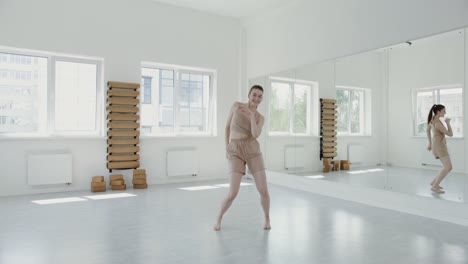 una mujer joven bailando en un estudio.