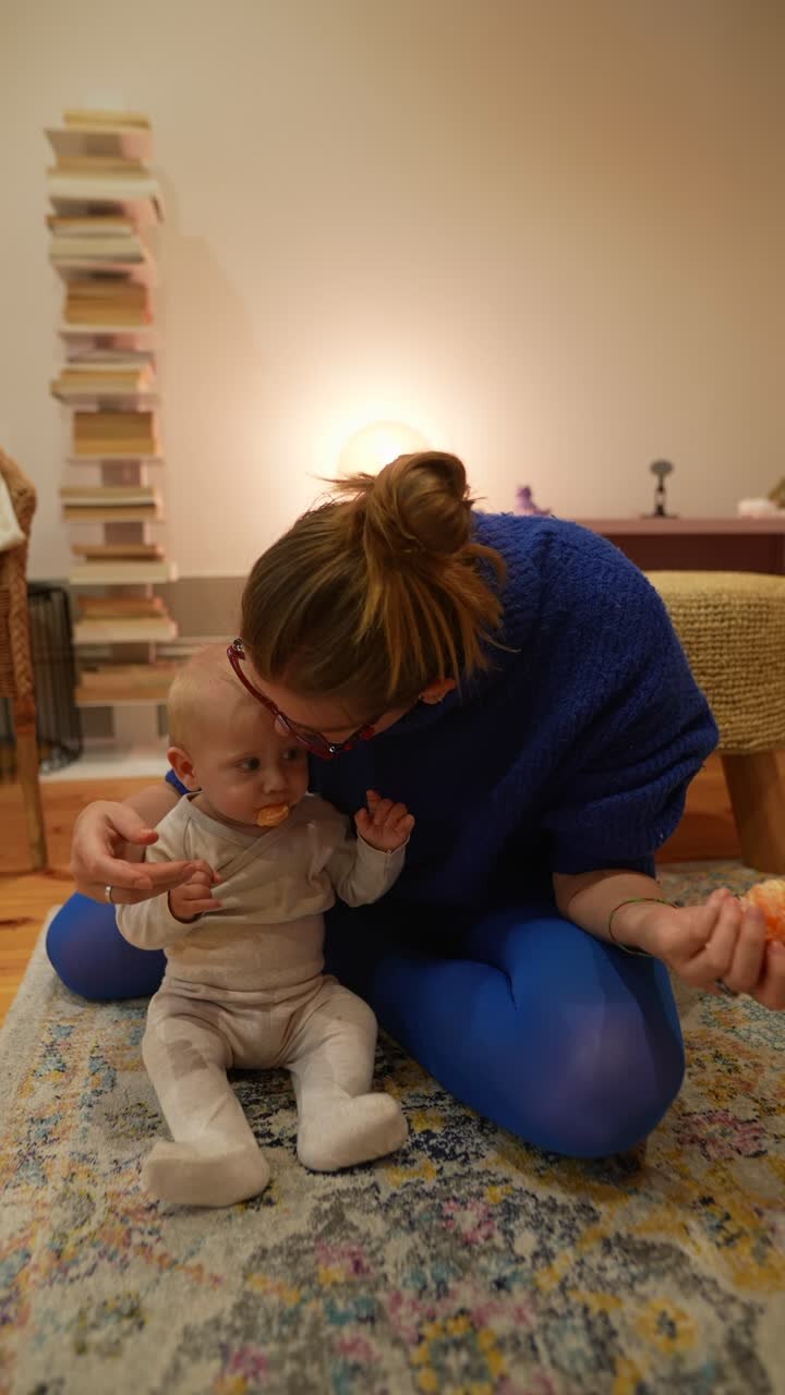 мать и ребенок играют вместе