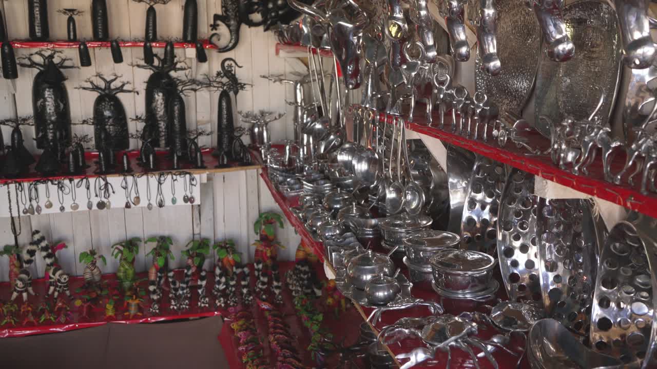 varios recuerdos hechos a mano, en su mayoría de metal, en exhibición en el mercado turístico de antananarivo, madagascar